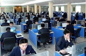 북한 평양 김일성종합대학 학생들이 전자도서관에서 학습하고 있는 모습.