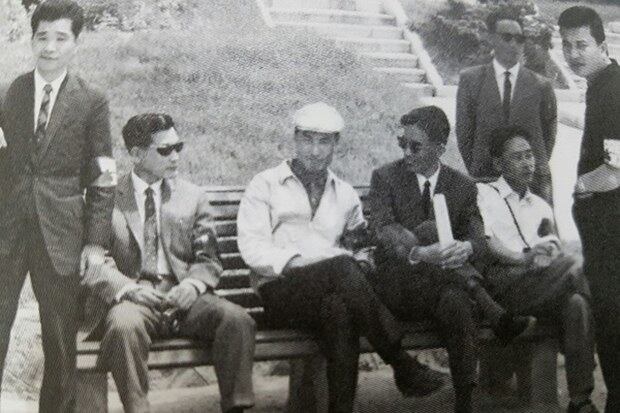 판문점에서 신경식 헌정회장(가운데 하얀색 모자 착용)이 북한 기자들과 이야기를 나누고 있다.