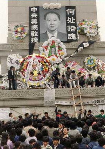 图片：1989年4月19日，北京的大学生自发地在天安门广场人民英雄纪念碑前摆放花圈，纪念刚刚逝世的中共前总书记胡耀邦。（法新社图片）