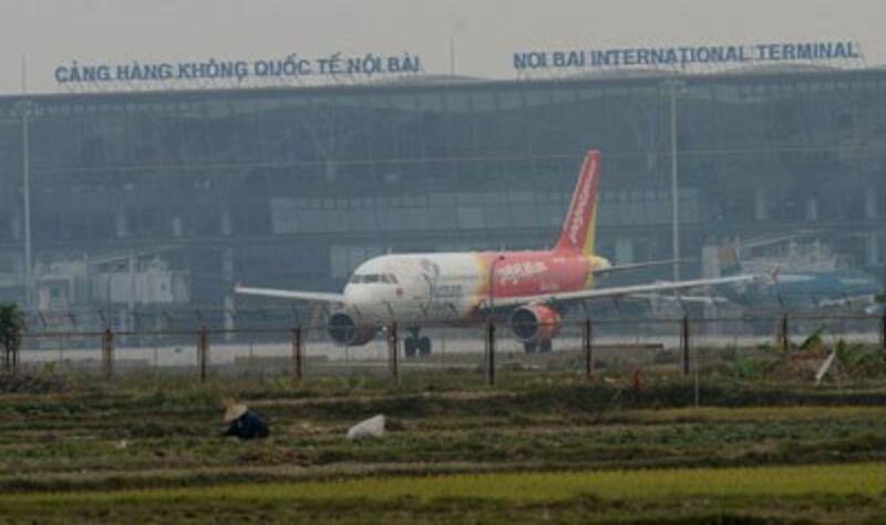 Máy bay hãng VietJet Air chuẩn bị cất cánh ở sân bay quốc tế Nội Bài của Hà Nội vào ngày 18 tháng hai năm 2016. AFP photo