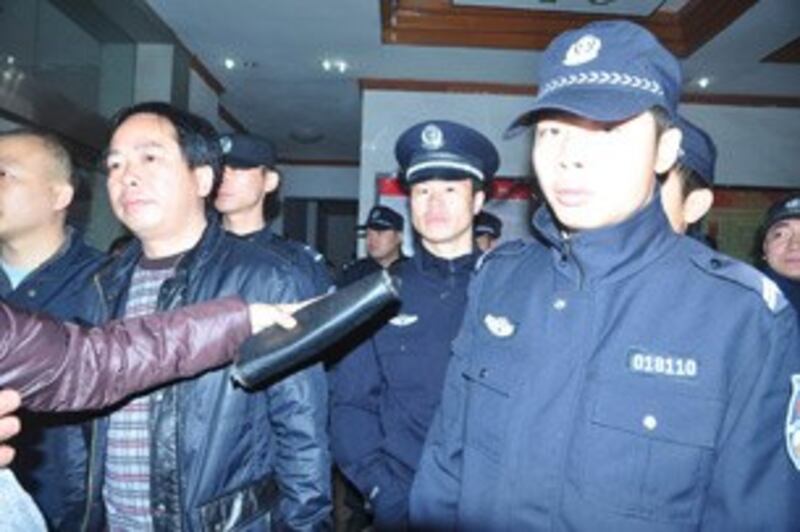 图片: 工人抗议公安殴打抓捕请愿者。 (工人提供/记者乔龙)