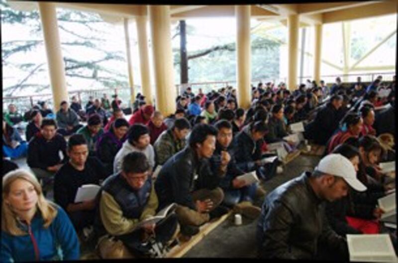 图片：参加祈福会的达兰萨拉流亡藏民。（记者丹珍拍摄）