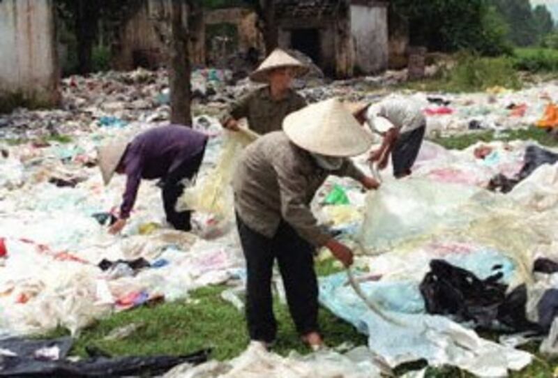 Doanh nghiệp chưa ý thức được việc bảo vệ môi trường từ việc hạn chế dùng bao nilon. AFP PHOTO.