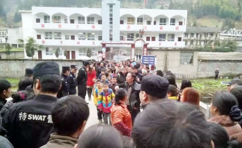 家長和警察圍堵在學校門外。(目擊者提供)