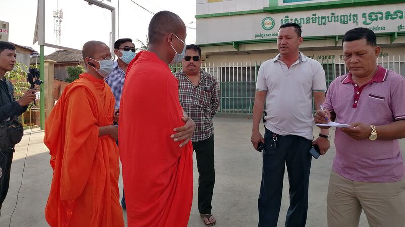 កម្លាំង​អាជ្ញាធរ​ខេត្ត​បាត់ដំបង សួរនាំ​ក្រុម​ព្រះសង្ឃ និង​សកម្មជន​ចលនា ខ្មែរថាវរៈ ១៤រូប ដែល​ធ្វើ​កូដកម្ម​បង្អត់​អាហារ និង​ធម្មយាត្រា​ដោយ​សន្តិវិធី នៅ​ថ្ងៃ​ទី៩ ខែ​ឧសភា ឆ្នាំ២០២០ ទាមទារ​រដ្ឋាភិបាល​ឱ្យ​ជួយ​ធ្វើ​អន្តរាគមន៍​ទៅ​ស្ថាប័ន​មីក្រូហិរញ្ញវត្ថុ និង​ធនាគារ ពន្យារ​ពេល​ទារ​ប្រាក់​ពី​ប្រជា​ពលរដ្ឋ ក្នុង​គ្រា​ជំងឺ covid-19 កំពុង​រាតត្បាត។