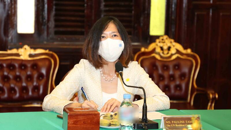 UN_meet_government_official_02.jpg