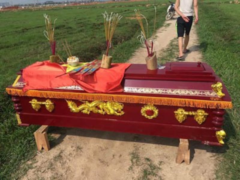 Người dân xã Yên Trung, huyện Yên Phong, tỉnh Bắc Ninh mang quan tài ra đồng tuyên bố sẽ quyết giữ đất tới cùng. 