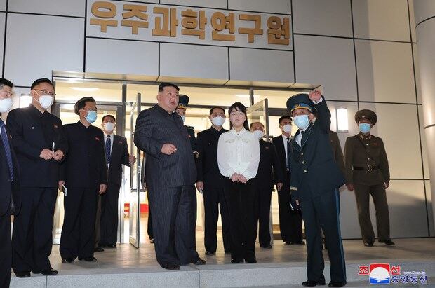김정은 북한 국무위원장이 지난 4월 국가우주개발국을 현지지도했다고 조선중앙통신이 지난 4월 보도했다.