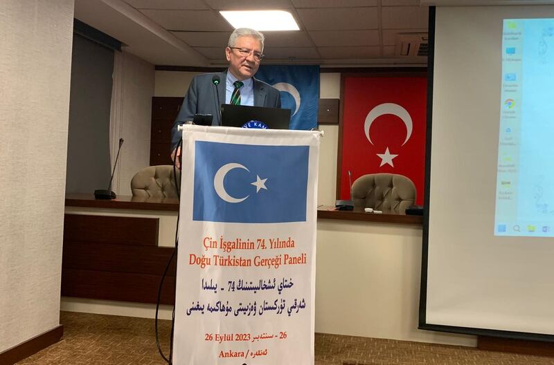 «خىتاي ئىشغالىيىتىنىڭ 74-يىلىدا شەرقىي تۈركىستان ۋەزىيىتى» ناملىق مۇھاكىمە يىغىنىدا دۇنيا ئۇيغۇر قۇرۇلتىيىنىڭ مۇئاۋىن رەئىسى دوكتور ئەركىن ئەكرەم سۆزلەۋاتىدۇ، 2023-يىلى 26-سېنتەبىر، ئەنقەرە