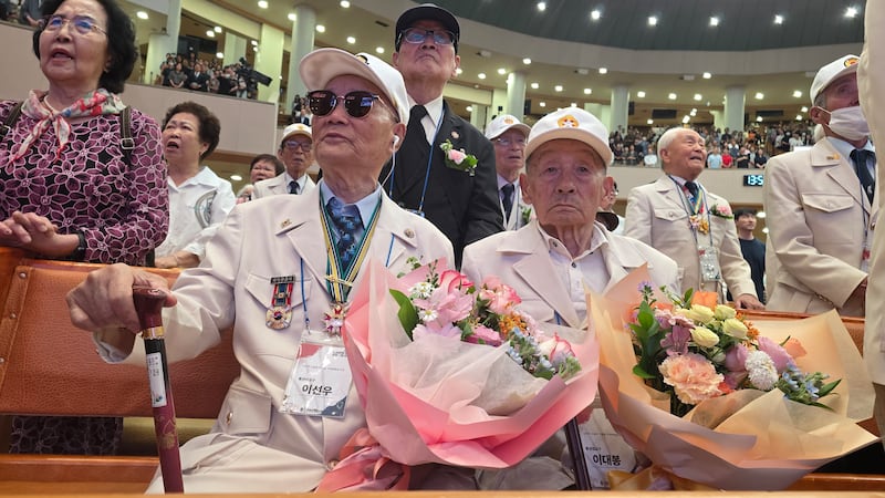 21일 여의도순복음교회에서 열린 한국전쟁 참전용사 기념예배에 참석한 생존 한국군 포로 이선우, 이대봉 씨.