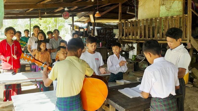မြစ်ကြီးနားမြို့ ရှဒေါင်ရွာရှိ မေတ္တာပျိုးခင်း မိဘမဲ့ဂေဟာမှ ကလေးငယ်တွေကို ၂၀၂၂ ခုနှစ် ဧပြီ ၂၄ ရက်နေ့တွင် တွေ့ရစဥ် (Photo: RFA )