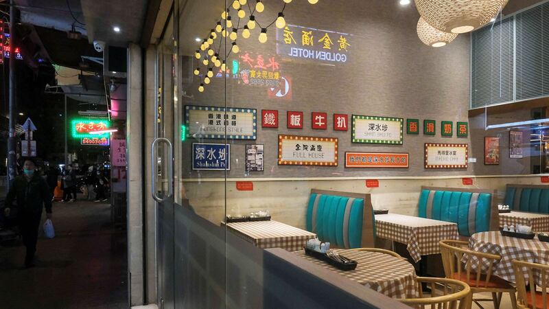 2020年2月17日,香港在新的冠状病毒爆发后,一名男子走过空荡荡的餐厅。(路透社)