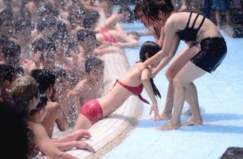 Một số thiếu nữ mặc bikini còn bị đám trai trẻ sàm sỡ tập thể.(mothegioi.vn)