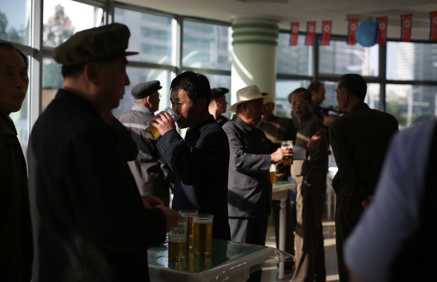 평양의 맥주집에서 시민들이 맥주를 나누며 대화를 하고 있다.