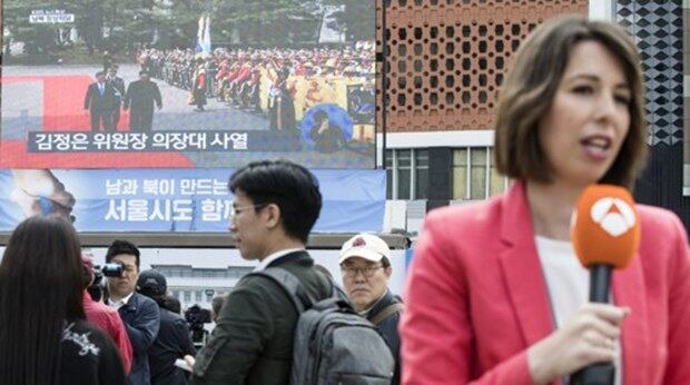 27일 오전 시청광장에 설치된 대형스크린 앞에서 외신기자가 남북정상회담 생중계를 보도하고 있다. 