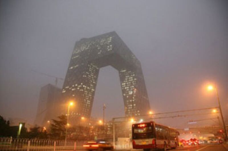 2012年3月17日傍晚的北京。圖為被煙塵籠罩着的中央電視台新樓。（法新社圖片）