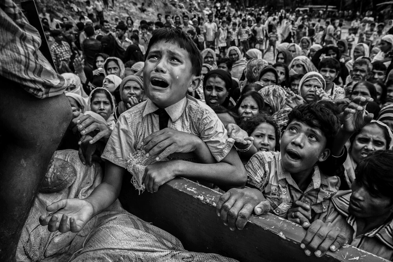 Un niño refugiado rohingya llora mientras sube a un camión que distribuye ayuda para una ONG local cerca del campo de refugiados de Balukali el 20 de septiembre de 2017 en Cox's Bazar, Bangladesh. (Kevin Frayer/Getty Images)