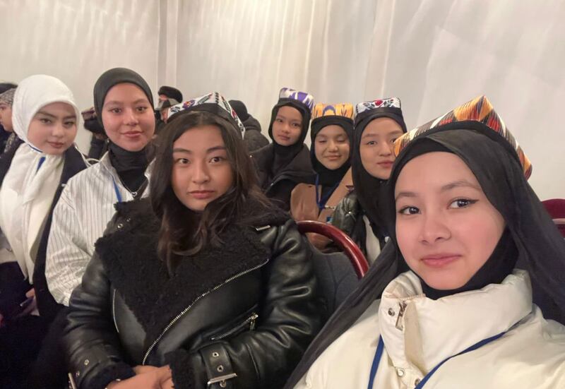 قىرغىزىستان ئۇيغۇرلىرى «ئىتتىپاق» جەمئىيىتىنىڭ 11-قۇرۇلتىيىنىڭ تەشكىللىشىدە خىزمەت كۆرسەتكەن ئۇيغۇر ياشلار. 2025-يىلى 12-يانۋار، بىشكەك.