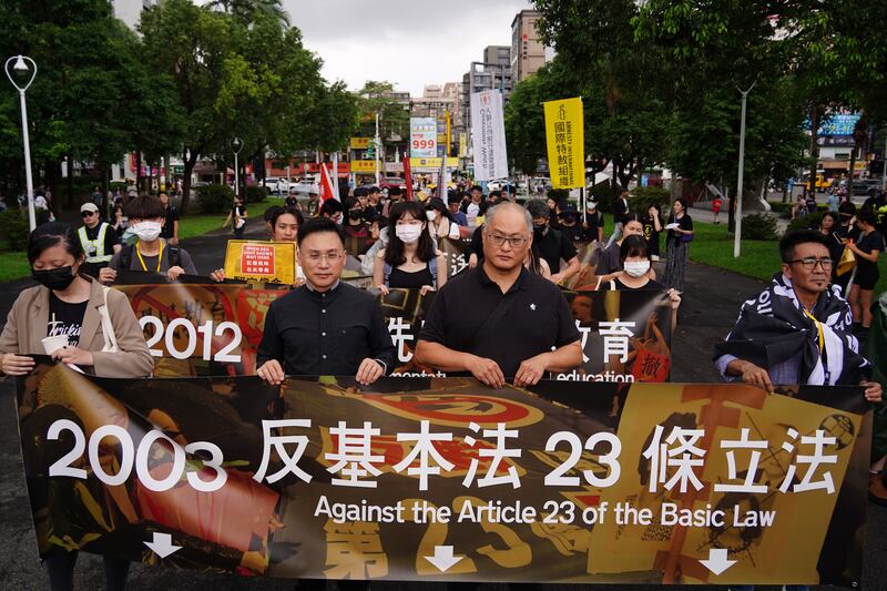 遊行隊伍拉起寫有過去香港經歷過的「革命」橫額,回顧過去香港20年的民主進程。(淳音攝)