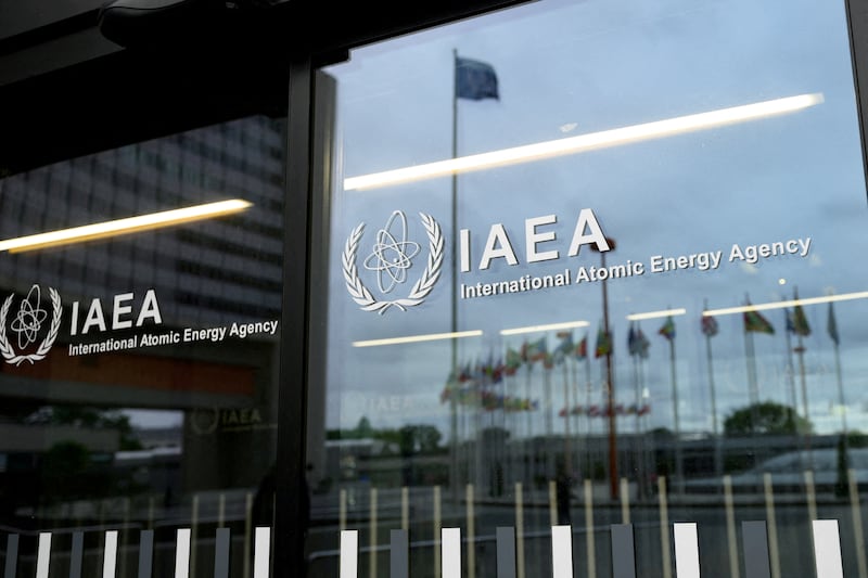 2026년 6월 5일, 오스트리아 빈에 있는 IAEA 본부 앞에 전시된 IAEA 로고.