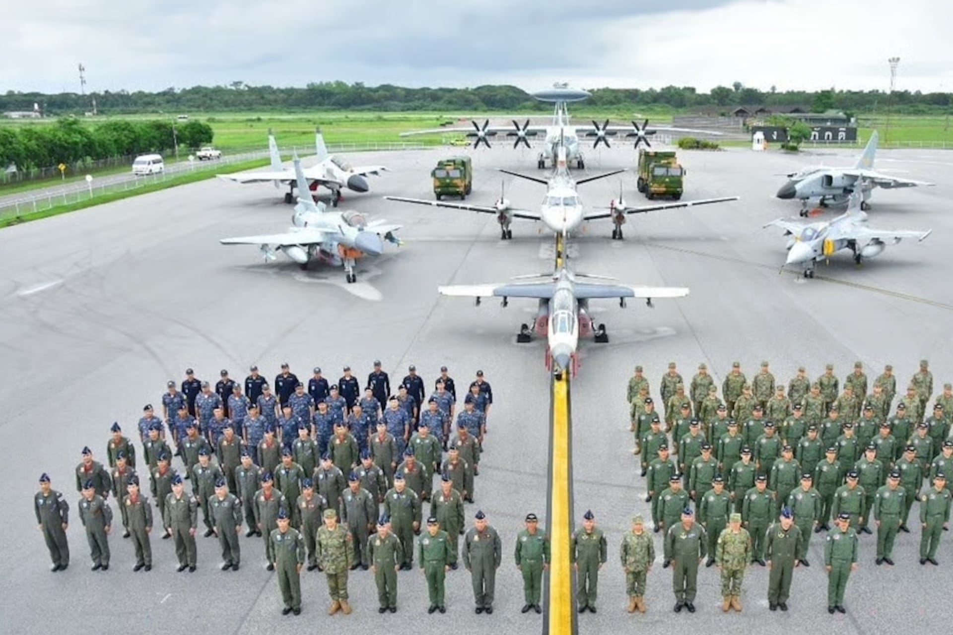 Chinese and Thai troops pose with military aircrafts during joint air force training exercise in 2024 at the Udorn Royal Thai Air Force Base។