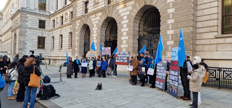 ئەركىن تۇنىيازنىڭ ئەنگىلىيەگە كېلىشىگە قارشى لوندوندىكى ئەنگلىيە تاشقى ئىشلار مىنىستىرلىقى بىناسى ئالدىدا باشلانغان نامايىشتىن كۆرۈنۈش. 2023-يىلى 13-فېۋرال.