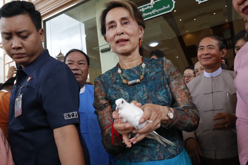 အသက် ၇၄ နှစ်ပြည့်မွေးနေ့မှာ ခိုလွှတ်နေသည့် ဒေါ်အောင်ဆန်းစုကြည်ကို နေပြည်တော်တွင် ၂၀၁၉ ခုနှစ် ဇွန်လ ၁၉ ရက်နေ့မှာ တွေ့ရစဥ် (Photo: RFA)