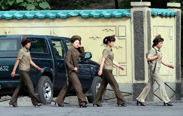 신의주 압록강변을 따라 걷고 있는 북한 여군들.
