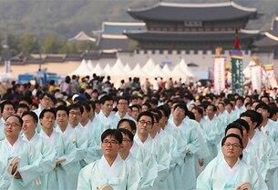13일 서울 광화문광장에서 열린 '2013 서울 아리랑 페스티벌'에서 퍼레이드를 하고 있다.