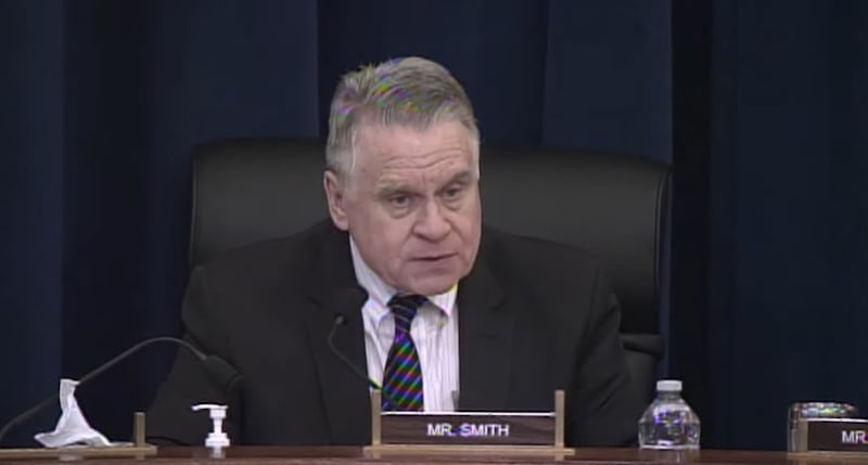 委员会主席、共和党籍众议员克里斯·史密斯(Chris Smith)。 (听证会视频截图)