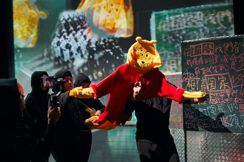 从如影随形的维尼熊，到黑板上的新疆、六四字眼，编舞家置入多重象征和符码，投射出对自由丧失的焦虑。（张可扬提供）