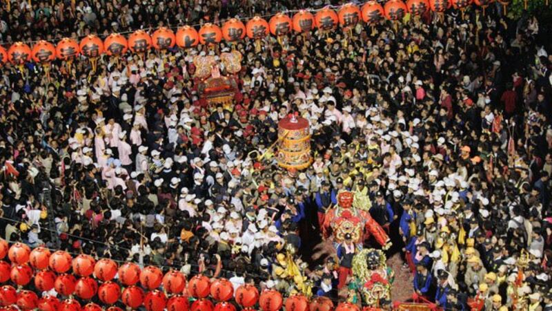 大甲妈祖绕境每天吸引上百万信徒参加。(路透社)