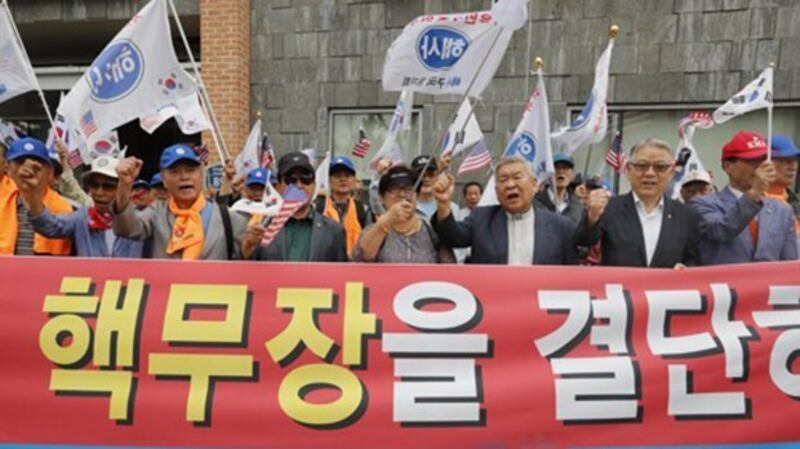 보수시민단체 회원들이 지난 5일 서울 종로구 청운동사무소 앞에서 핵무장 결단 촉구 기자회을 열고 관련 구호를 외치고 있다. 
