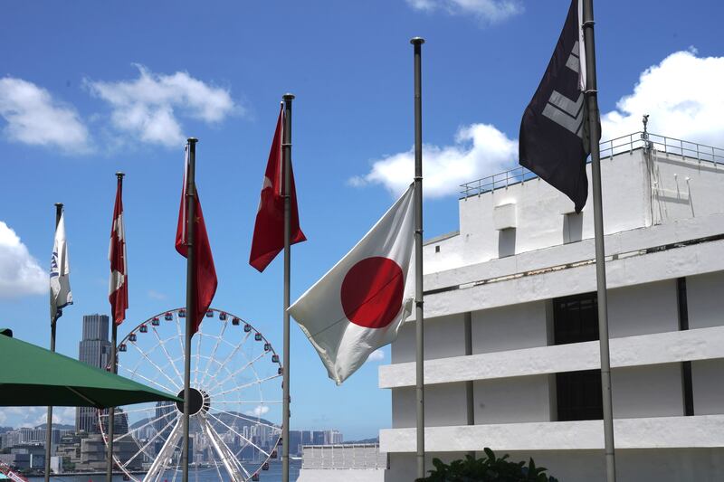 日本駐港領事館外下半旗哀悼。(石頭 攝)