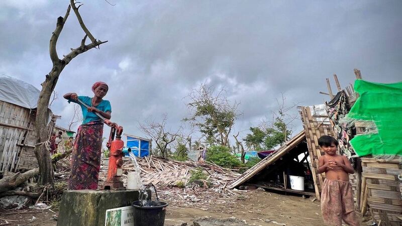 မိုခါ ဆိုင်ကလုန်းမုန်တိုင်းကြောင့် ပျက်စီးသွားသည့် ရခိုင်ပြည်နယ်၊ စစ်တွေမြို့နယ်မှ ဗေဒါရိုဟင်ဂျာရွာတွင် နေထိုင်သူအချို့အား ၂၀၂၃ ခုနှစ်၊ စက်တင်ဘာ ၁၂ ရက်နေ့က တွေ့ရစဉ်။ (Photo: RFA)