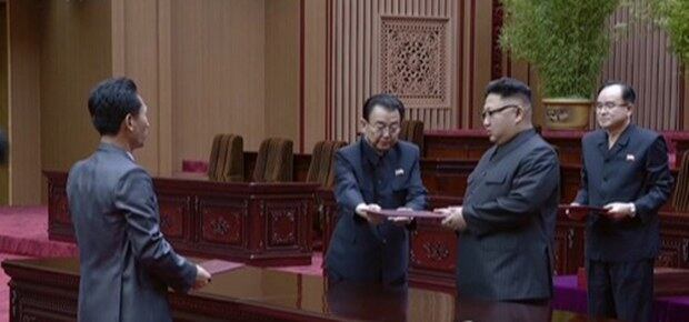 지난 2017년 김정은 북한 국무위원장이 대륙간탄도미사일(ICBM)급 '화성-14형' 미사일 시험발사 성공에 참여한 관계자들에게 표창을 수여하고 있다.