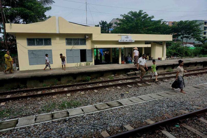 A smattering of passengers leaves Thamine Station. (Myo Min Soe/RFA)