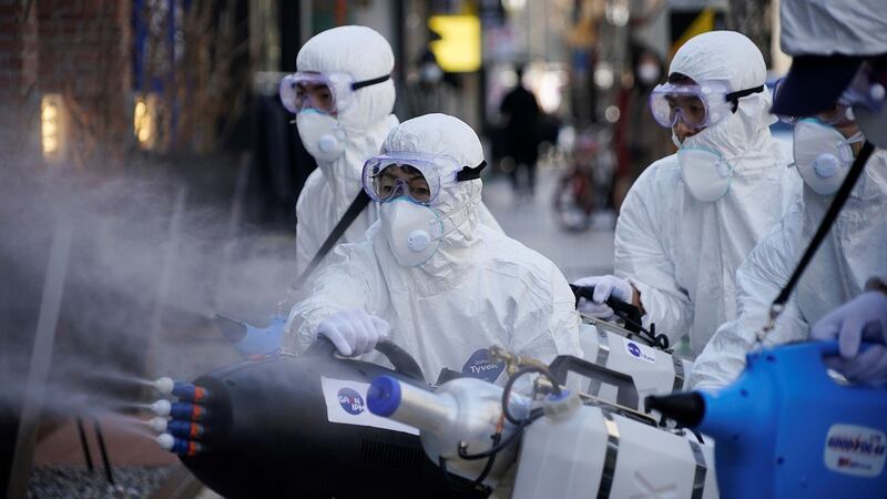 过度使用化学消毒剂,为健康和环境带来潜在风险。(美联社)