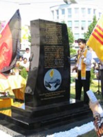VnBoatPeopleGermany150b.jpg