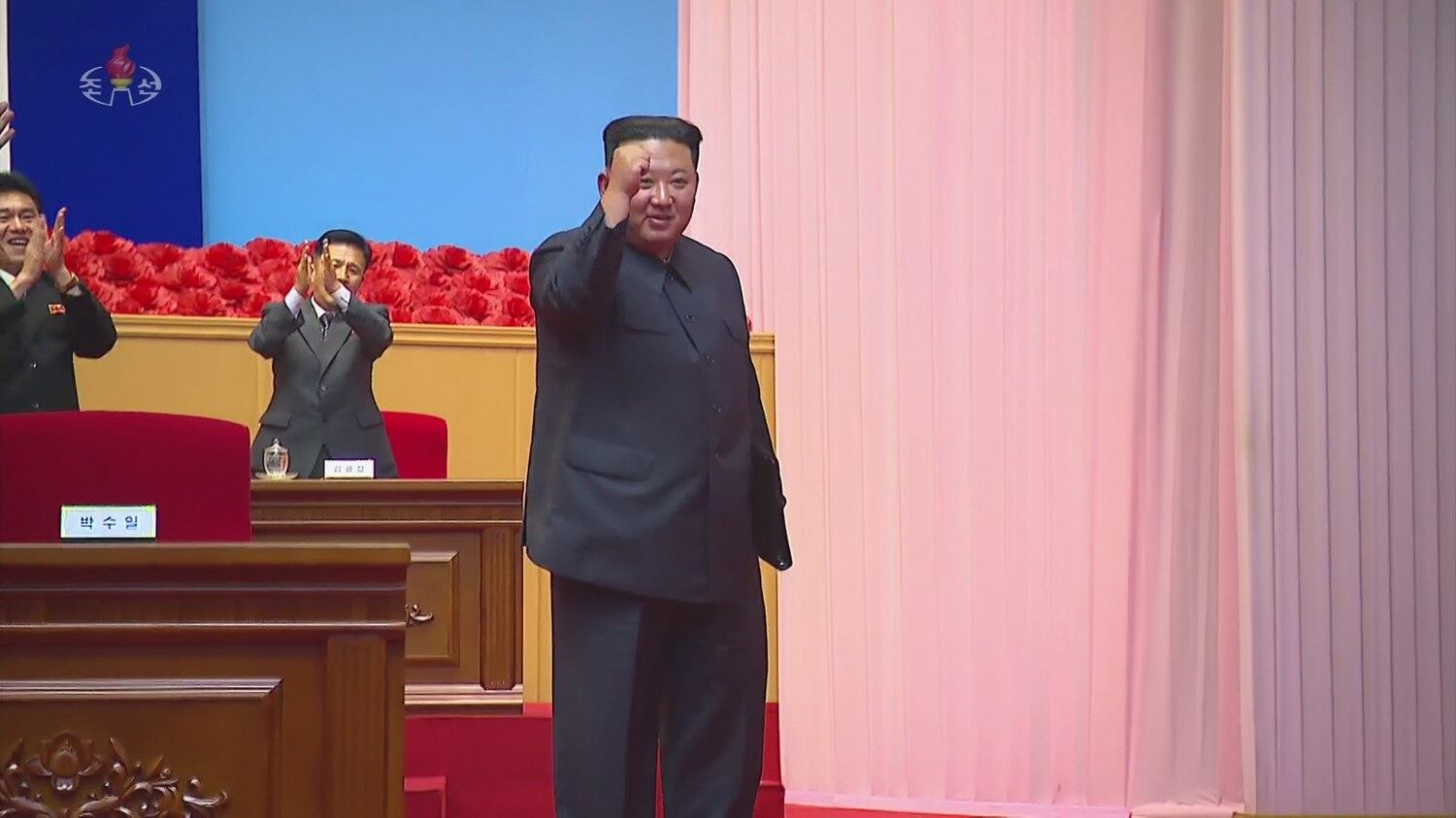 북한 전국비상방역총화회의가 지난 10일 평양에서 진행됐다고 조선중앙TV가 11일 보도했다. 회의에서 김정은 국무위원장은 신종 코로나바이러스 감염증(코로나19) 위기가 완전히 해소됐다고 선언했다.