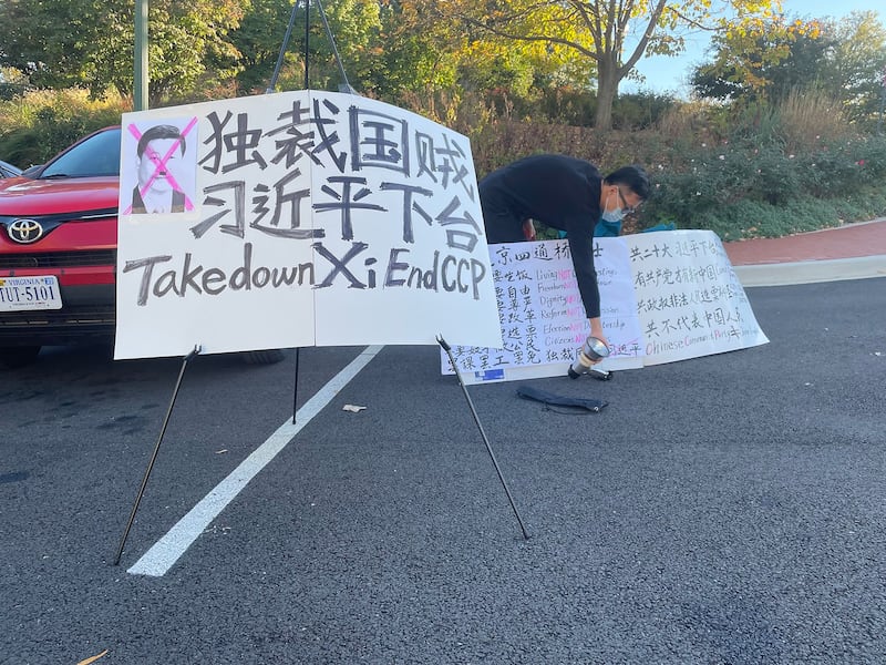 凯文于中国使馆外举标语抗议（记者唐缘媛摄）