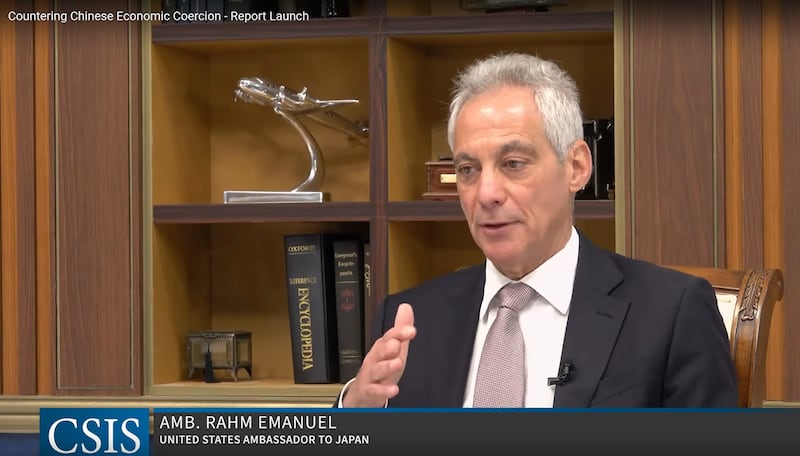 美国驻日本大使伊曼纽尔(Rahm Emanuel)在报告发布的研讨会上表示,"胁迫是以经济手段,企图达成政治目的"。(视频截图/CSIS)