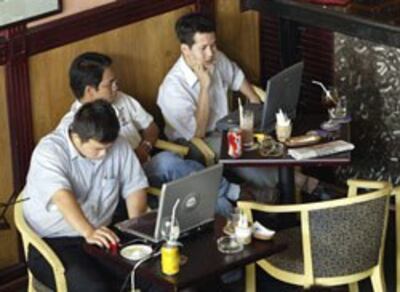 Giới trẻ lướt web trong các quán cà phê wifi ở Saigon, VN. AFP photo 