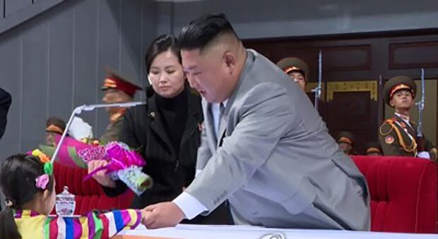 현송월 선전선동부 부부장이 지난해 10월 10일 노동당 창건 75주년 열병식에서 꽃다발을 대신 들며 김정은 위원장을 수행하고 있다.