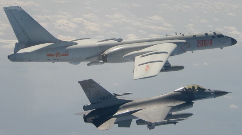 中国军机今年起频繁在台湾周边海域举行战备巡航。图上方为2月10日中国轰-6K轰炸机经过台湾西南部海域。图下方为台湾F-16战机挂弹伴飞监视轰-6K。(台湾国防部)