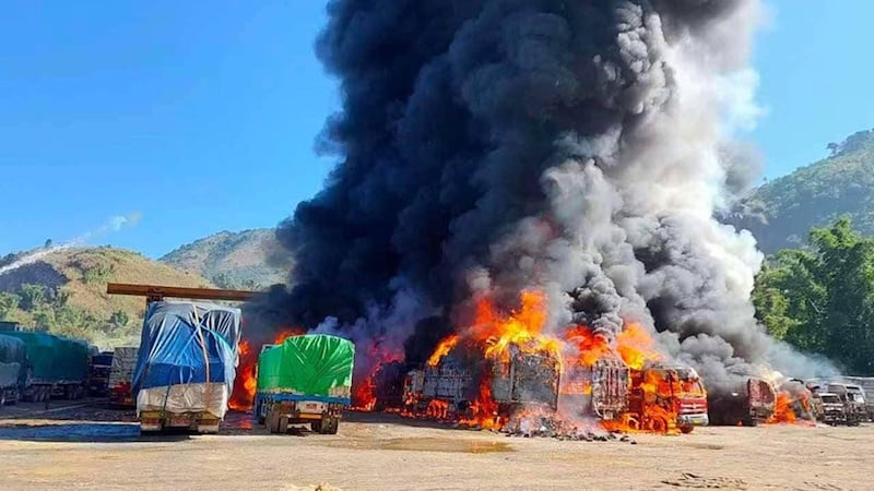 ၂၀၂၃ ခုနှစ် နိုဝင်ဘာ ၂၃ ရက်နေ့က မြန်မာ-တရုတ်နယ်စပ် ကျင်စန်းကျော့ ကုန်သွယ်ရေးစခန်း မီးလောင်နေသည့် မြင်ကွင်း။ (Photo: Citizen Journalist)
