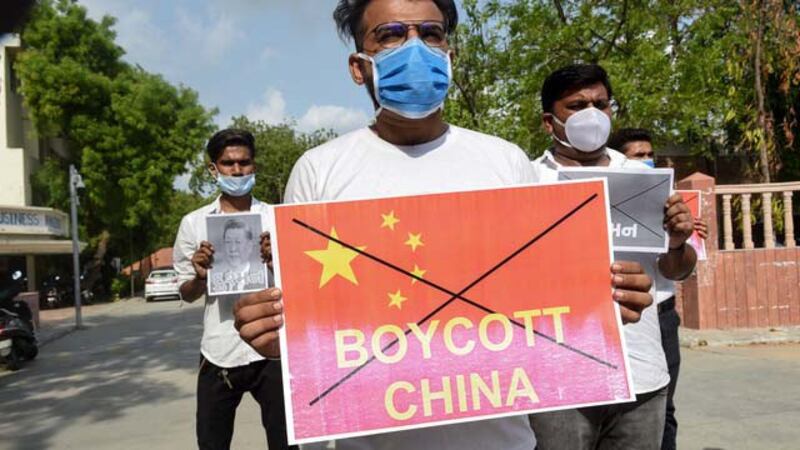 印度民众发起抵制中国货,上街抗议示威。(法新社)