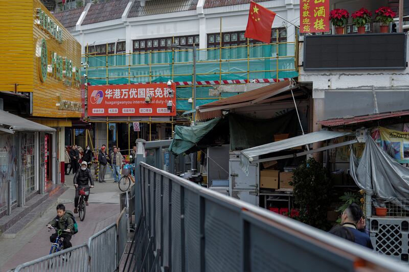 图为深圳香港边境“中英街”；经济不振，节假日，甚至春节都有可能成为敏感日子。