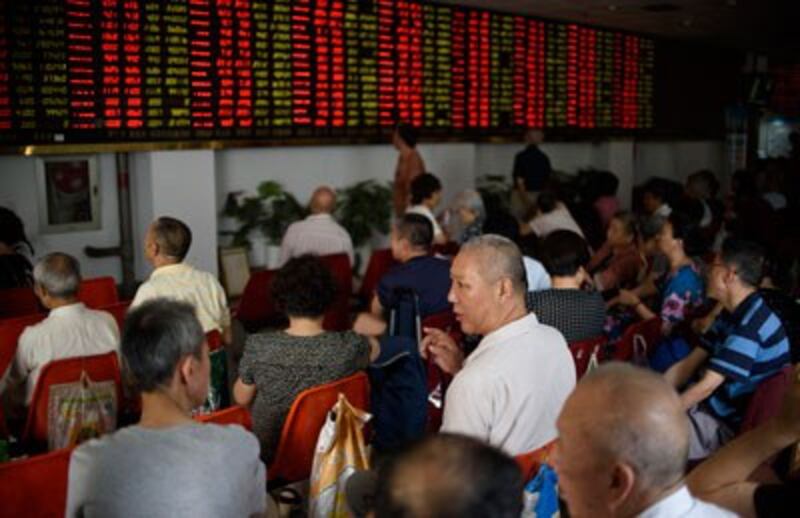 Một trung tâm môi giới chứng khoán ở Thượng Hải vào ngày 29 tháng 7 năm 2015. AFP PHOTO.