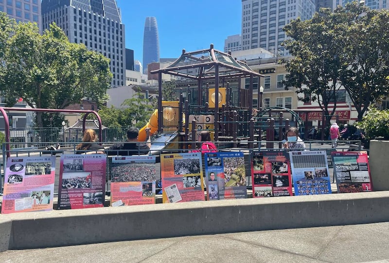 2022年5月30日,旧金山清洗民主女神像活动中,花园角广场上讲述八九民运历史的展板。(胡金炜提供)
